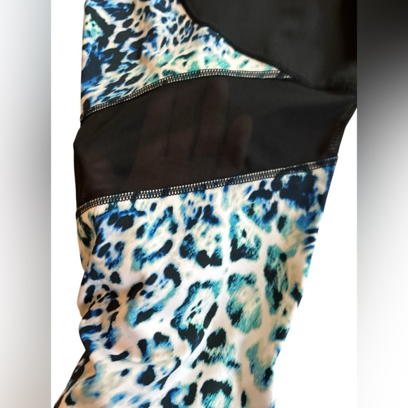 NWOT 3XL Lularoe Rise Fearless High Waist, Capri Length, Workout Fitness Legging - Picture 5 of 10